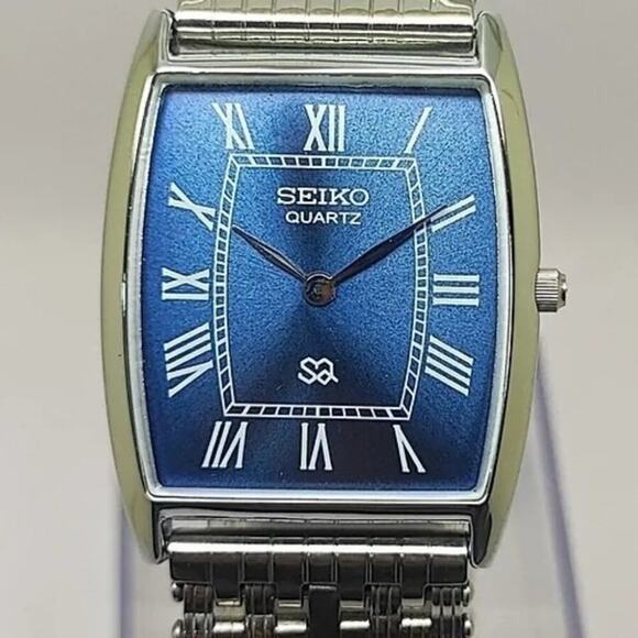 Vintage Style Seiko Quartz Mens Silver Watch & Blue accents W/ Metal Strap - Picture 2 of 8